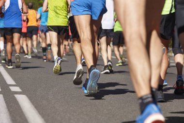 Maraton koşucuları sokakta. Sağlıklı yaşam tarzı. Atletler effo
