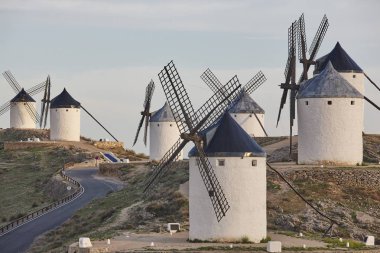 İspanya'da geleneksel antika yel değirmenleri. Consuegra, Toledo 