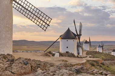 İspanya'da gün batımında geleneksel antika yel değirmenleri. Consuegra, Tol