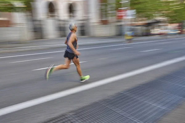 Maratonský běžec v pohybu na ulici. Zdravý životní styl. — Stock fotografie