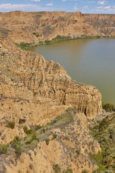 Arcilla roja erosión barranco y río. Paisaje erosionado. España — Foto de Stock