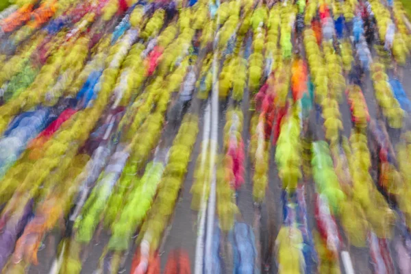 Des coureurs dans la rue. Athlètes en mouvement. Concours urbain . — Photo