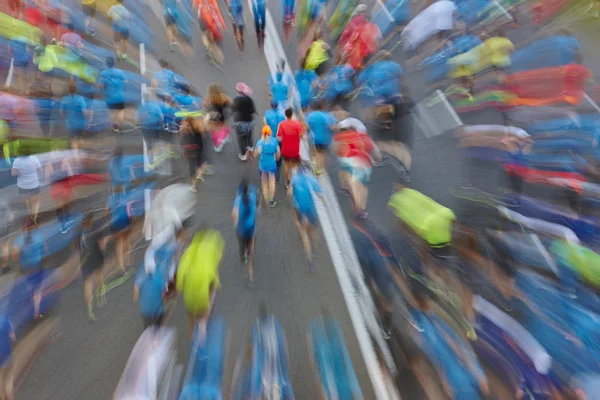 Běžci jsou na ulici. Sportovci v pohybu. Městská soutěž — Stock fotografie