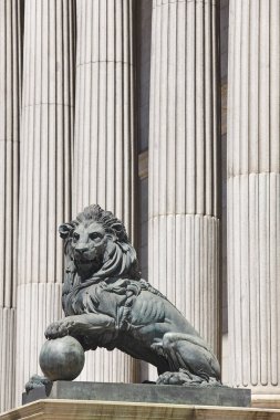 Madrid, İspanya'da parlamento cephe sütunları ve aslan. Congreso 