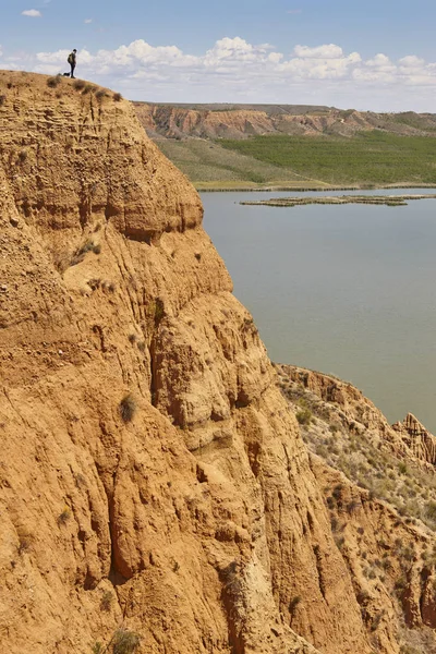 Rote Tonerosionsrinne und Fluss. Erodierte Landschaft. Spanien — Stockfoto