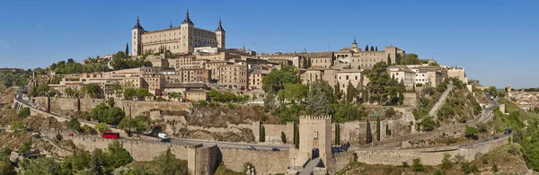 Toledo cidade medieval vista panorâmica. Espanhol tradicional velho reboque — Fotografia de Stock