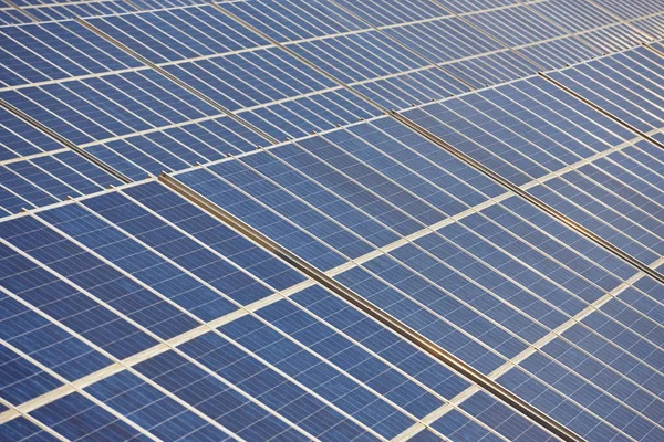Planta de paneles solares. Energía renovable sostenible . —  Fotos de Stock