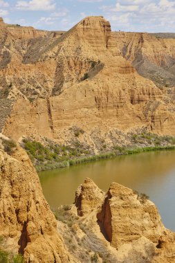 Kırmızı kil erozyon gully ve nehir. Aşınmış manzara. İspanya