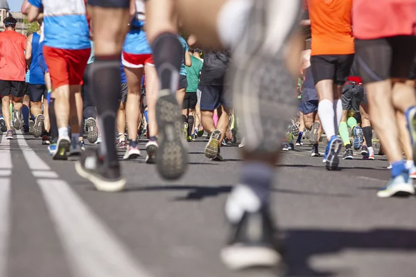 Corredores de maratona na rua. Estilo de vida saudável. Atleta urbano — Fotografia de Stock