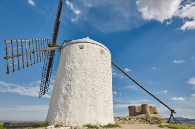 İspanya'da geleneksel antika yel değirmenleri ve kale. Toledo