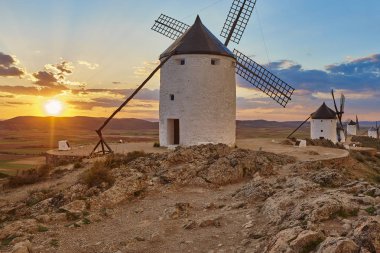 İspanya'da gün batımında geleneksel antika yel değirmenleri. Consuegra, Tol