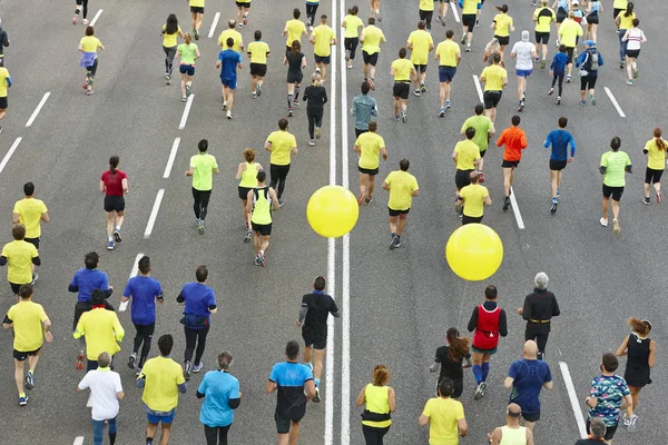 Marathon runners on the street. Healthy lifestyle. Athletes — Stock Photo, Image