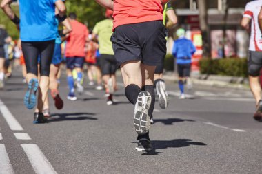 Maraton koşucuları sokakta. Sağlıklı yaşam tarzı. Atletler effo