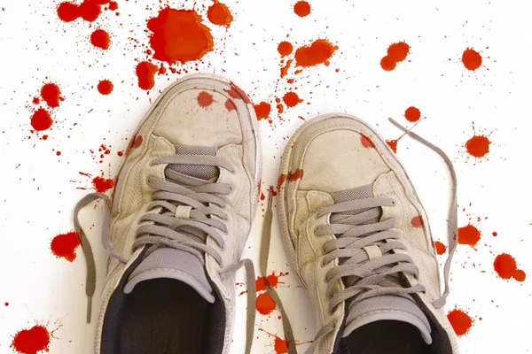 Çocuklara karşı şiddet. Kullanılmış kanlı spor ayakkabılar — Stok fotoğraf