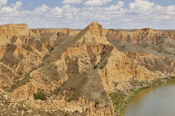 Arcilla roja erosión barranco y río. Paisaje erosionado. España — Foto de Stock