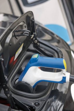 Elektrikli araç şarj soketi. Yeşil ve sürdürülebilir enerji. Re