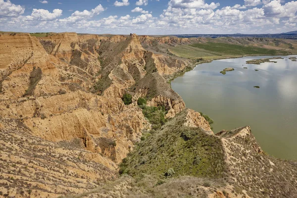 Czerwona glina erozji Gully i rzeki. Erozji krajobrazu. Hiszpania — Zdjęcie stockowe