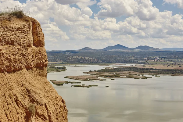 Kırmızı kil erozyon gully ve nehir. Aşınmış manzara. İspanya — Stok fotoğraf