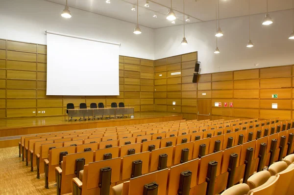 Konferenzraum drinnen. moderne Holzmöbel Arbeitsplatz mit Scr — Stockfoto