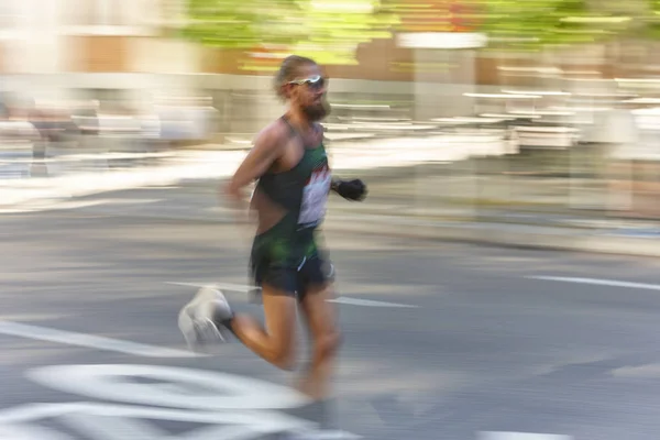 Corredor de maratona em movimento na rua. Desporto urbano — Fotografia de Stock