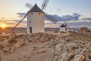 İspanya'da gün batımında geleneksel antika yel değirmenleri. Consuegra, Tol