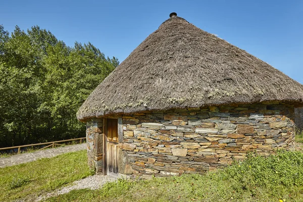 Traditionel spansk konstruktion lavet med sten og konisk ro - Stock-foto