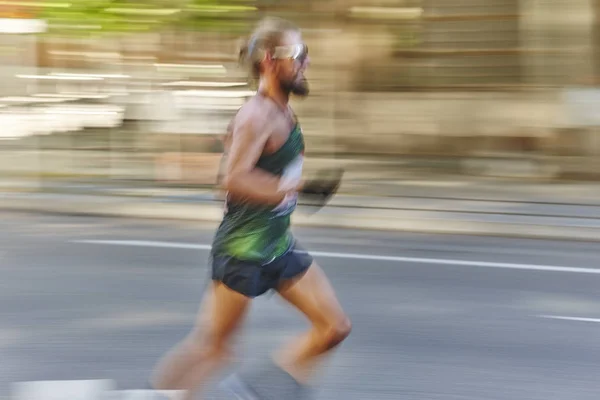Maratonský běžec v pohybu na ulici. Městský Sport — Stock fotografie