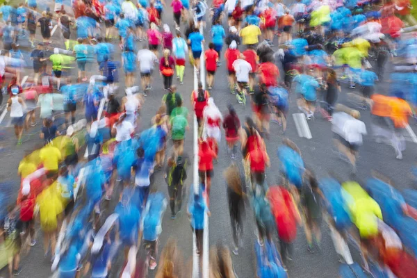 Běžci jsou na ulici. Sportovci v pohybu. Městská soutěž — Stock fotografie