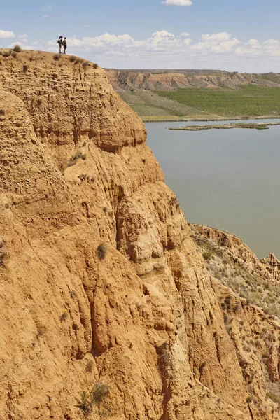 Kırmızı kil erozyon gully ve nehir. Aşınmış manzara. İspanya — Stok fotoğraf