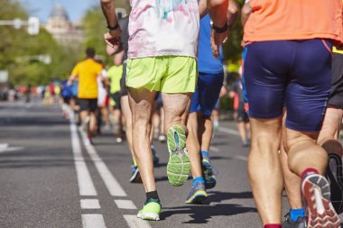 Maraton koşucuları sokakta. Sağlıklı yaşam tarzı. Atletler effo