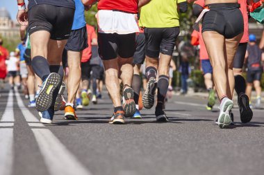Maraton koşucuları sokakta. Sağlıklı yaşam tarzı. Atletler effo