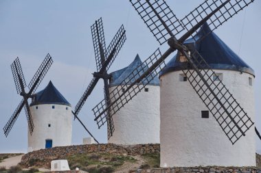 İspanya'da gün batımında geleneksel antika yel değirmenleri. Consuegra, Tol