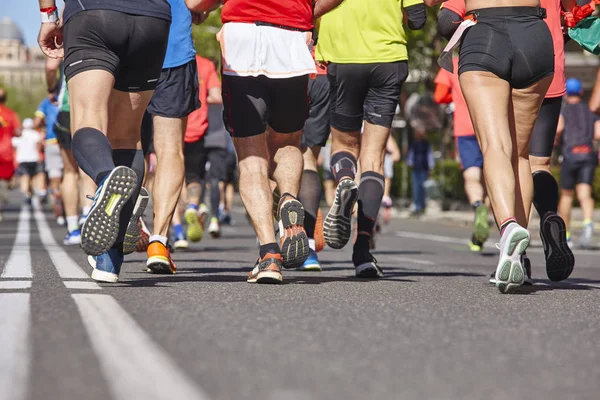 Corredores de maratona na rua. Estilo de vida saudável. Atletas effo — Fotografia de Stock