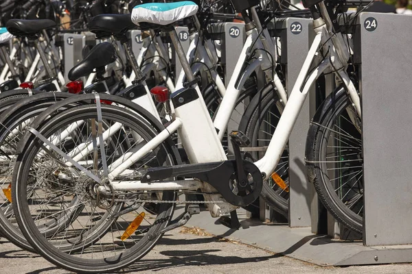 Sürdürülebilir kentsel hareketlilik. Şehirde bisikletler. Elektrikli transpor — Stok fotoğraf