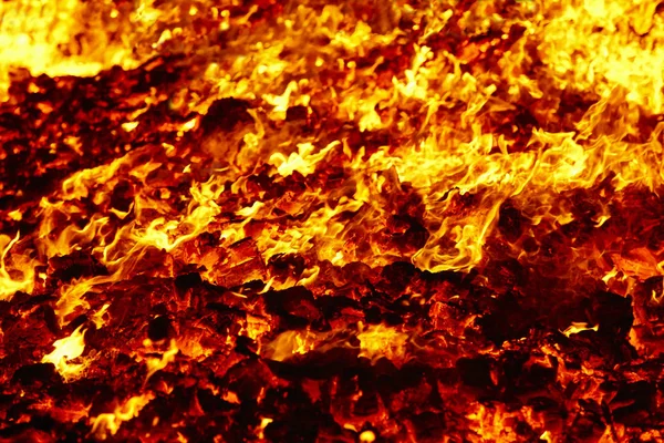 Fogo. Material incandescente do vulcão. Fogueira a carvão quente. Carbo — Fotografia de Stock