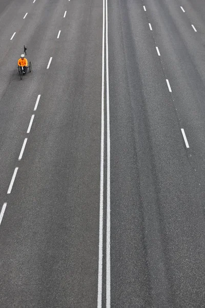 Handicappede cykelryttere på gaden. Mobilitet i byerne. Sport - Stock-foto