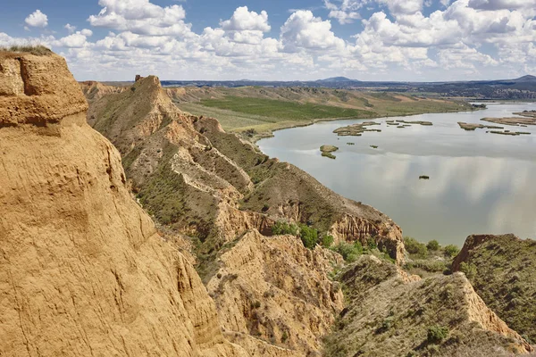 Arcilla roja erosión barranco y río. Paisaje erosionado. España — Foto de Stock