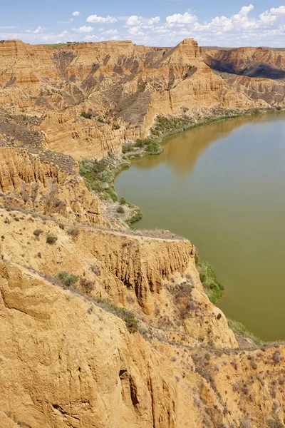 Arcilla roja erosión barranco y río. Paisaje erosionado. España —  Fotos de Stock