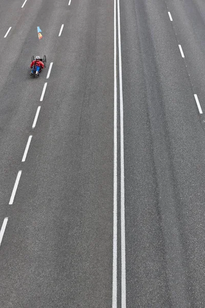 Gehandicapte fiets rijder op straat. Stedelijke mobiliteit. Sport — Stockfoto