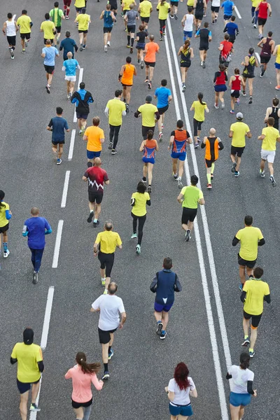 Corredores en la calle. Atletas en movimiento. Competencia urbana. Cr. — Foto de Stock