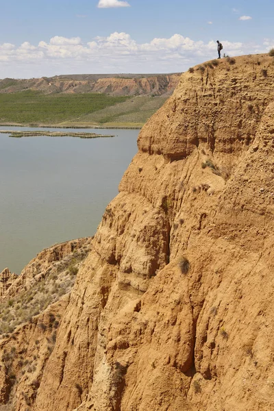 Rode klei erosie Gully en rivier. Geërodeerd landschap. Spanje — Stockfoto