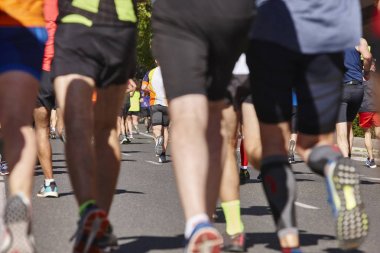 Maraton koşucuları sokakta. Sağlıklı yaşam tarzı. Atletler effo