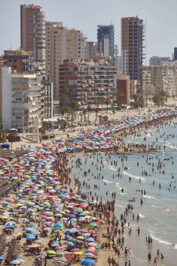 İspanya Akdeniz kıyı şeridi. Calpe plaj. Yaz kalabalık. Ali