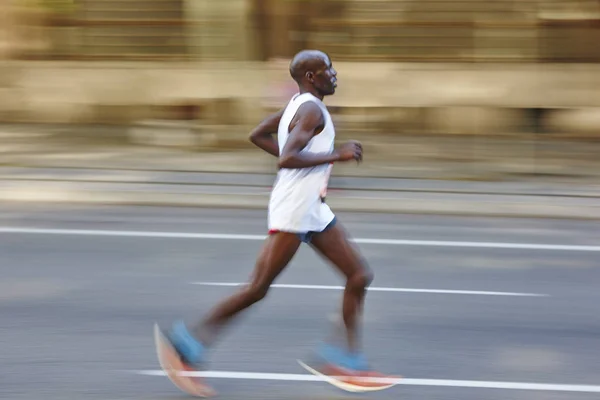Бігун марафону рухається по вулиці. Здоровий спосіб життя . — стокове фото