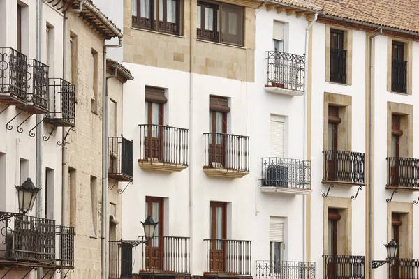 Jaen拥有带阳台的传统建筑外墙。西班牙 — 图库照片