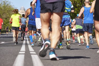 Maraton koşucuları sokakta. Sağlıklı yaşam tarzı. Atletler effo