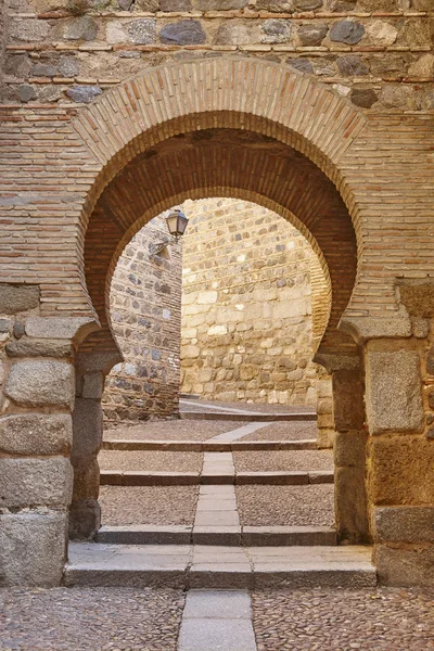 Arco de estilo árabe y puerta de entrada en España. Calle medieval —  Fotos de Stock