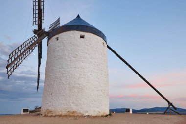 İspanya'da gün batımında geleneksel antika yel değirmeni. Consuegra, Tole