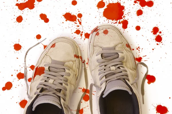 Violência contra crianças. Tênis manchados de sangue usados — Fotografia de Stock