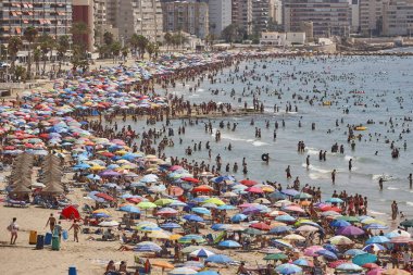 İspanya Akdeniz kıyı şeridi. Calpe plaj. Yaz kalabalık. Ali